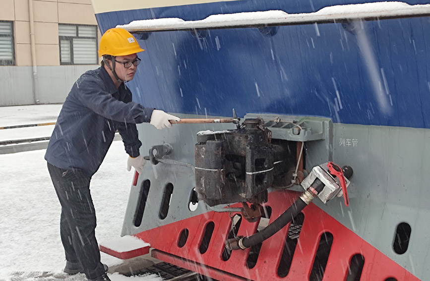 鐵路人對空氣制動管路、車輛走行部、連挂裝置等大部件進行檢查。高於博攝