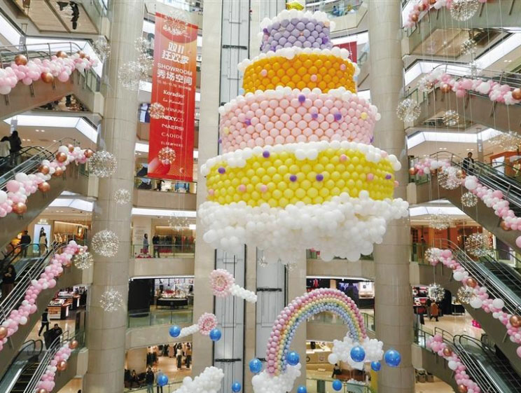 11月9日，在西安鐘樓開元商城舉辦的夢幻主題氣球氛圍展引人注目。 記者 陶玉瓊攝