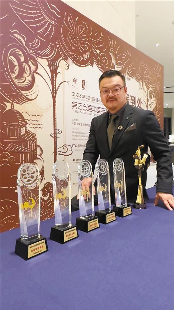 在第36届中国电影金鸡奖评选中，陕西电影《拨浪鼓咚咚响》获5项提名，并最终荣获最佳儿童片奖。图为导演白志强与奖杯合影。