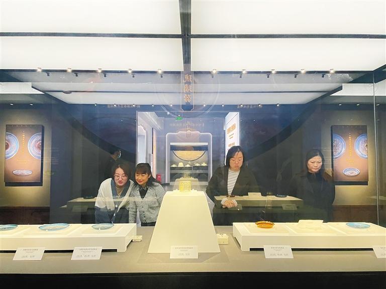 法门寺博物馆珍宝阁内，游客正在欣赏精美的琉璃盘。李宛嵘摄