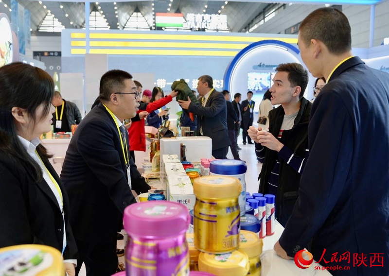 觀眾在主賓省黑龍江省展區了解乳制產品。人民網記者 鄒星攝