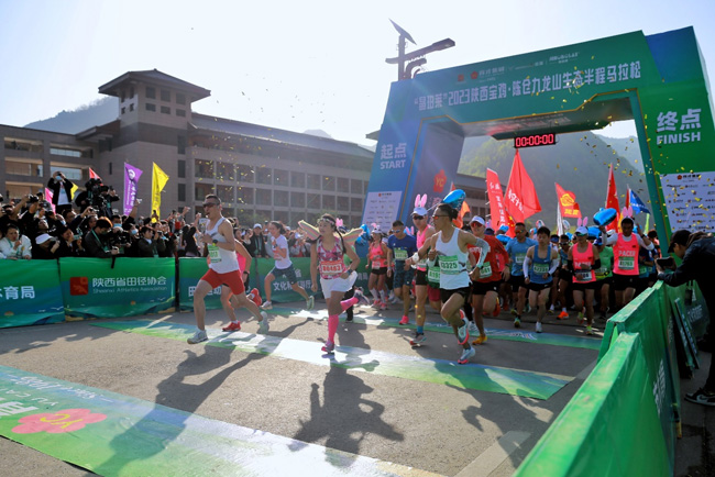 2023陝西寶雞·陳倉九龍山生態半程馬拉鬆開跑4月16日，2023陝西寶雞·陳倉九龍山生態半程馬拉鬆在九龍山景區鳴槍起跑，來自全國各地的8000多名專業運動員和跑步愛好者參加比賽。