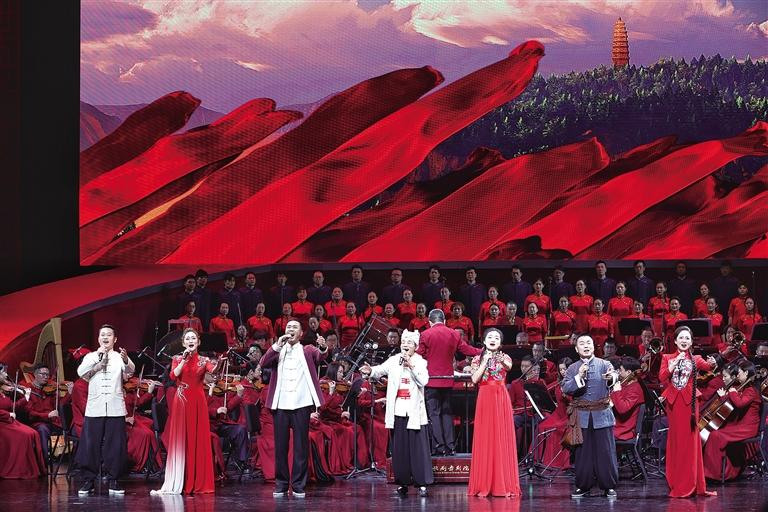 11月25日晚，由中央宣传部、文化和旅游部主办的“陕北民歌音乐会”全国巡演在西安浐灞保利大剧院上演。图为歌曲联唱《白马调》《东方红》。母家亮摄