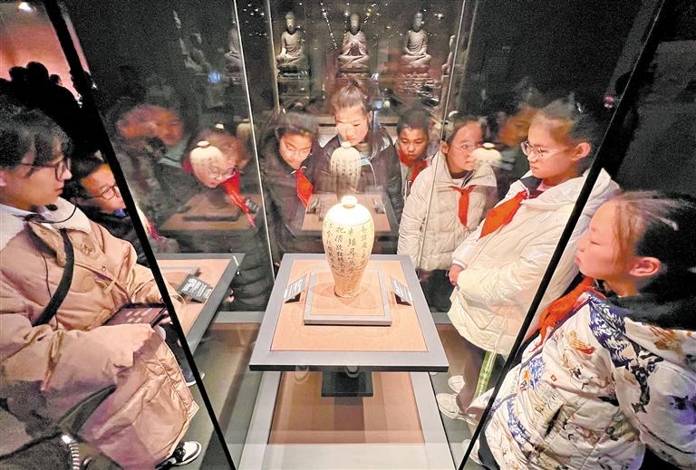 11月24日，佳县通镇九年制学校的学生在陕西黄河文化博物馆参观。马腾摄