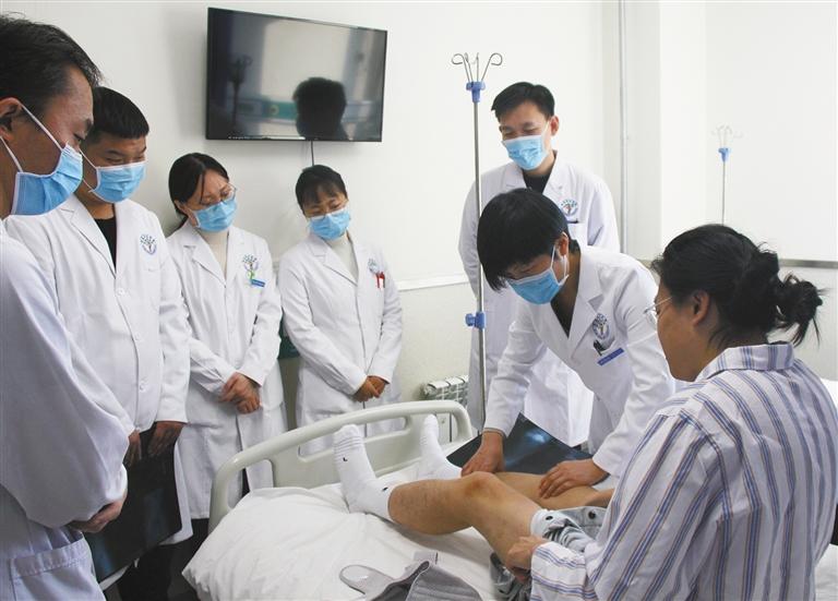 11月21日，西安市红会医院卫星医院（电子城）的医护人员在查房。