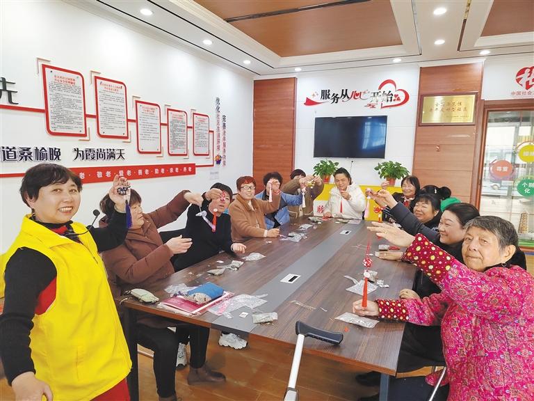 十一月二十日，大荔县东城街道社工站工作人员组织大家学习手工制作。刘岳梅摄