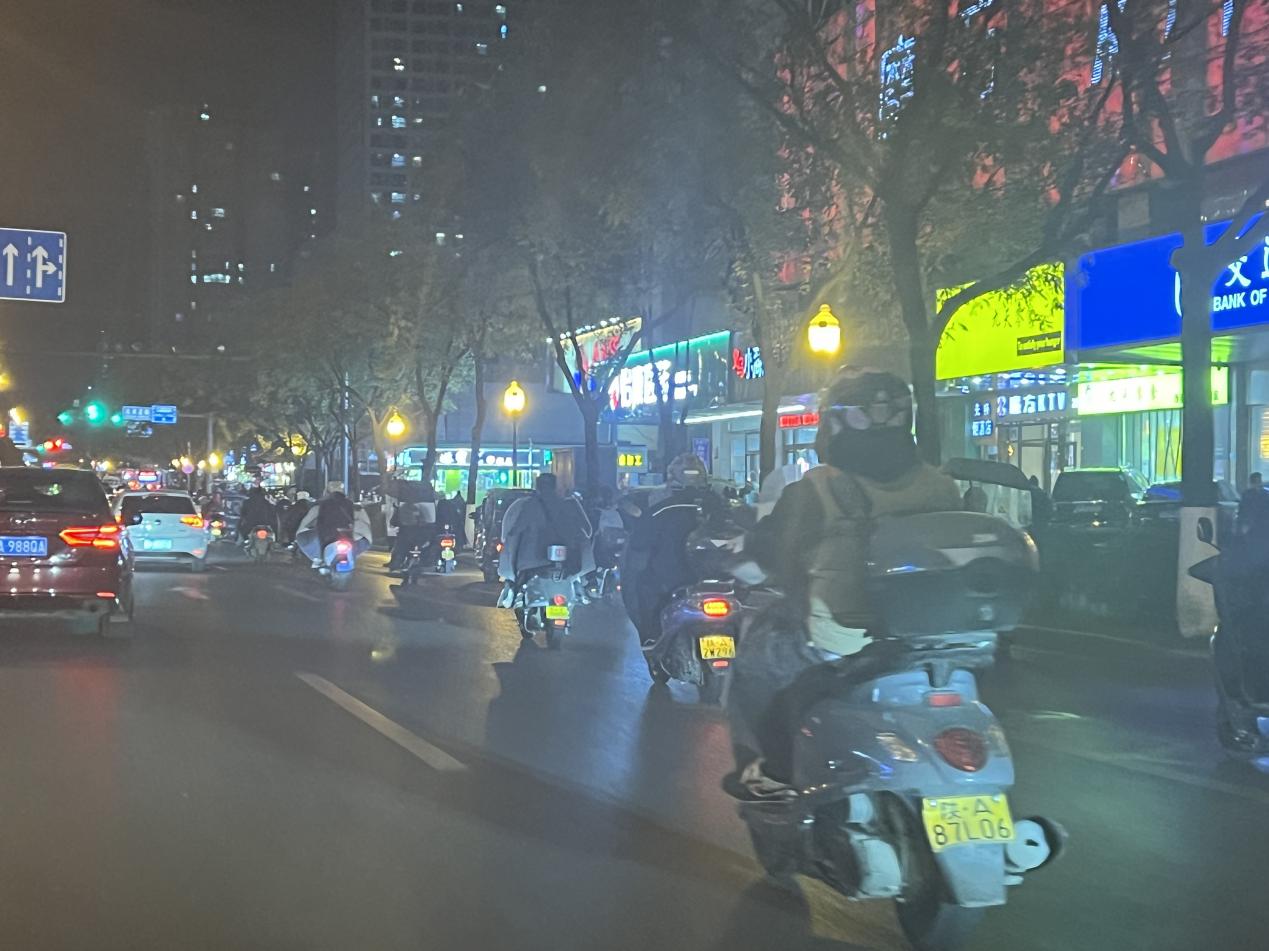11月28日晚，記者在未央路沿線拍攝到的摩托車佔據了一半的馬路。