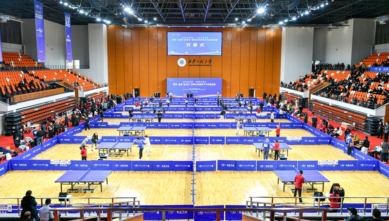 来自全国20多个省市48个团队共200余名乒乓球好手为争夺“球王”头衔展开角逐。王三合摄