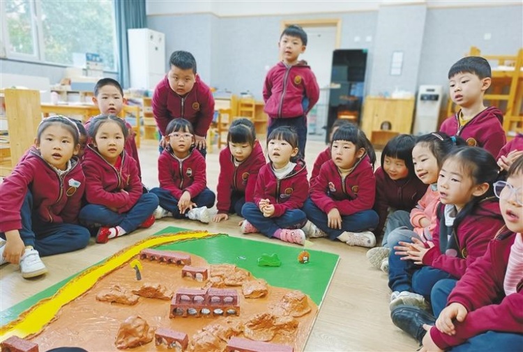 12月12日，西安市第一保育院課堂上，豐富的活動內容受到孩子們的歡迎。