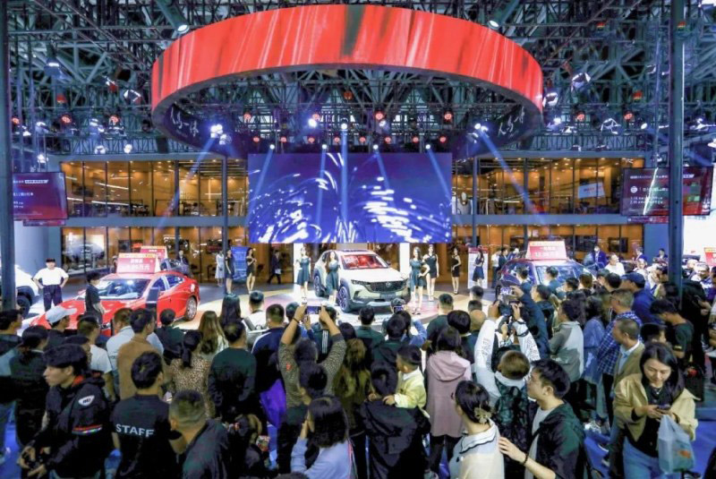   第十八届西安国际汽车展览会现场人潮涌动。陕西省商务厅供图