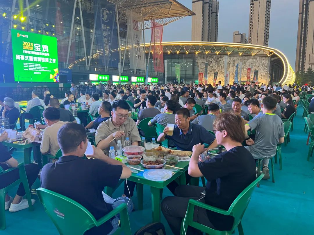 2023寶雞(青島)啤酒音樂美食季現場游人舉杯暢飲。陝西省商務廳供圖