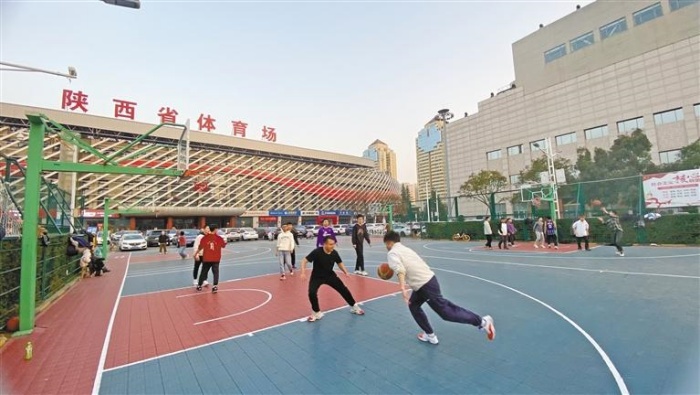 12月19日，西安市民在省體育場打籃球。