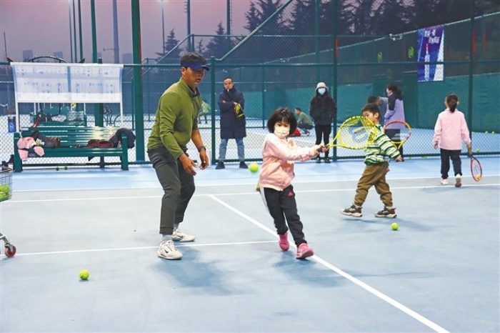 12月18日，孩子們在陝西網球中心接受教練指導，學習網球。