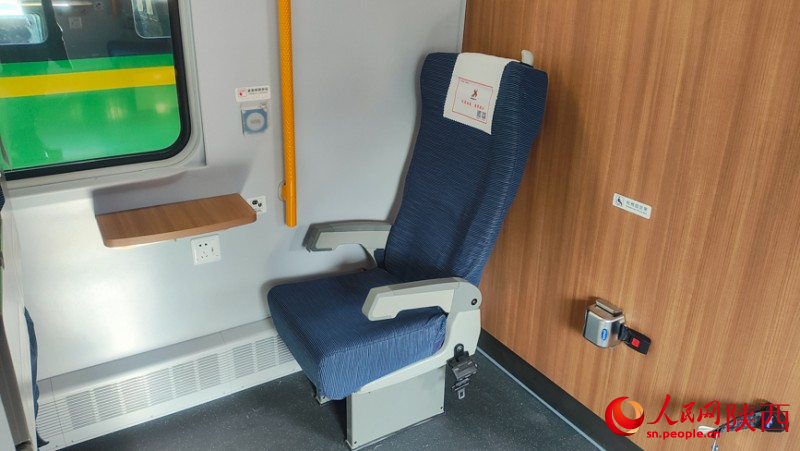 列车专供残疾人使用的座位。人民网党童 摄