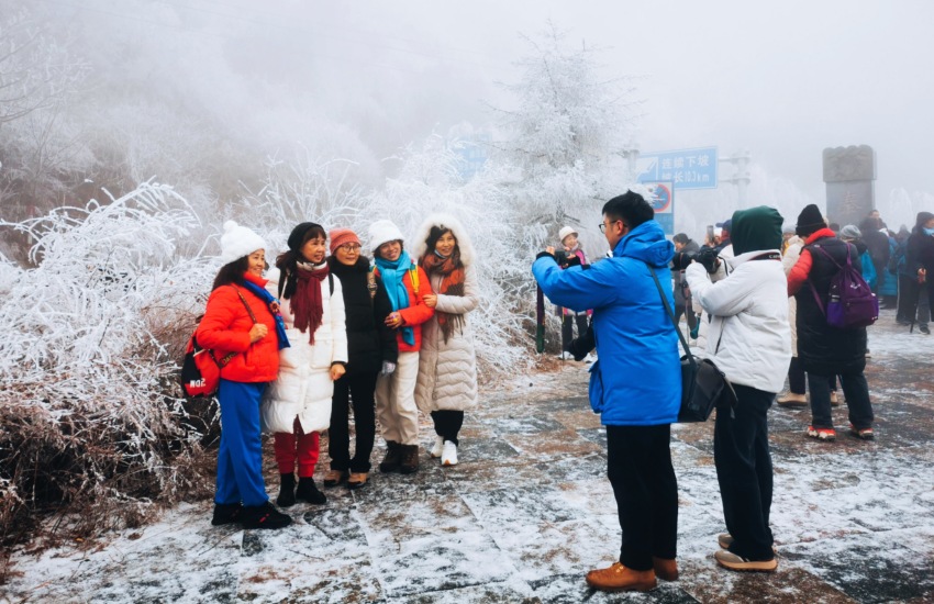 旅客们在秦岭赏雪，游玩，拍照留念。吕春辉摄