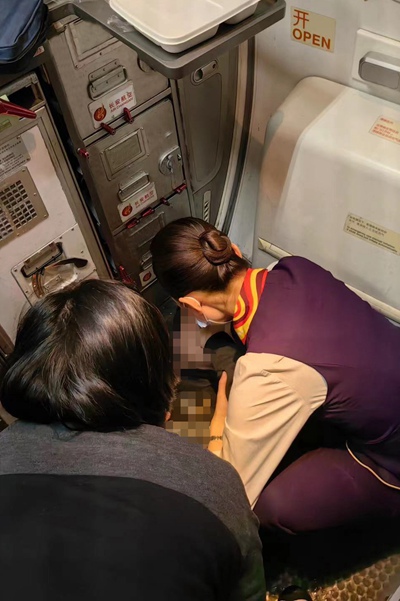 万米高空 长安航空9H8455航班乘务组紧急救助昏迷游客