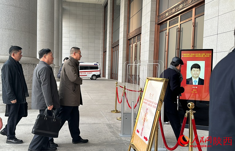 陕西省政协委员步入会场。人民网记者 白鸽摄