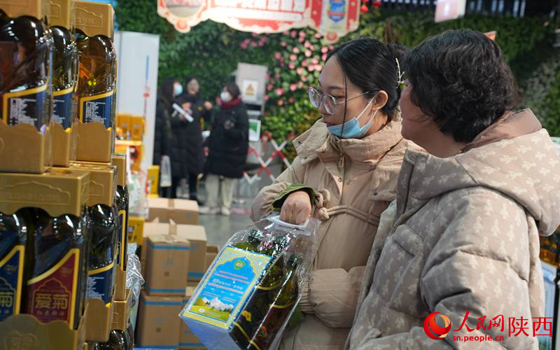 市民在西安爱菊粮油园区内挑选“洋年货”。人民网记者  贾凯璐摄