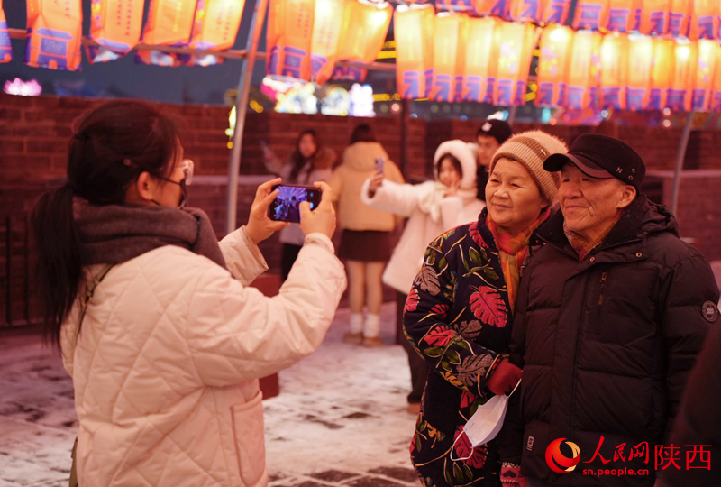 西安城牆新春燈會吸引游客前來駐足拍照。人民網記者白鴿 攝