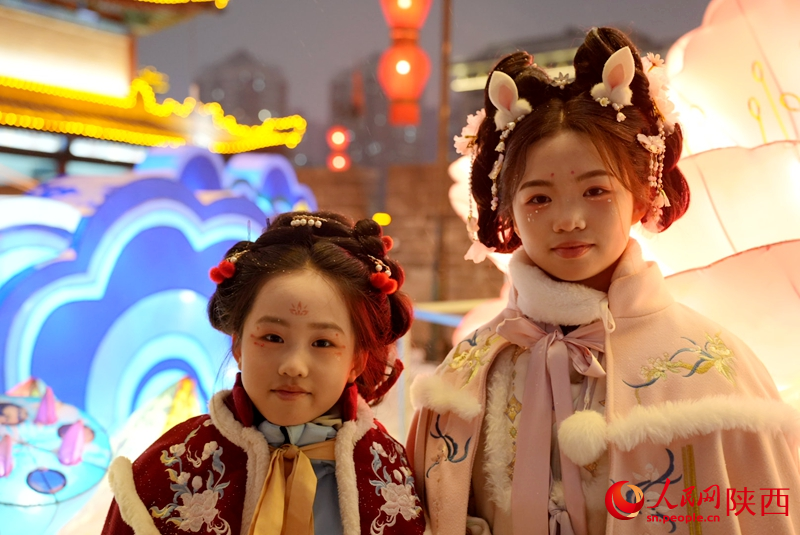 游客在西安城牆新春燈會游覽。人民網記者白鴿 攝