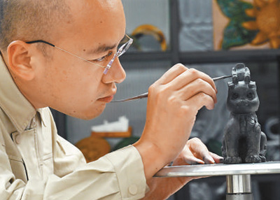 北京市門頭溝區，新一代琉璃匠人在開發制作琉璃脊獸。本報記者 雷 聲攝
