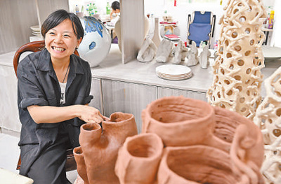 江西省景德鎮市青年工藝美術師在制作陶藝。本報記者 雷 聲攝