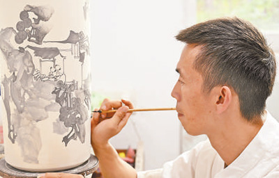 江西省景德鎮市青年工藝美術師在繪制瓷器紋飾。本報記者 雷 聲攝