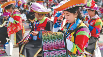 青海省互助土族自治縣婦女正在進行土族盤繡技藝比拼。本報記者 賀 勇攝