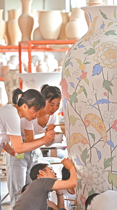 江西省景德鎮市一家陶瓷公司的青年女工在進行陶瓷釉下彩繪。本報記者 雷 聲攝