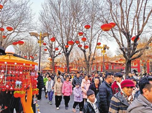 大唐不夜城游人如织（2月11日 李卫摄）