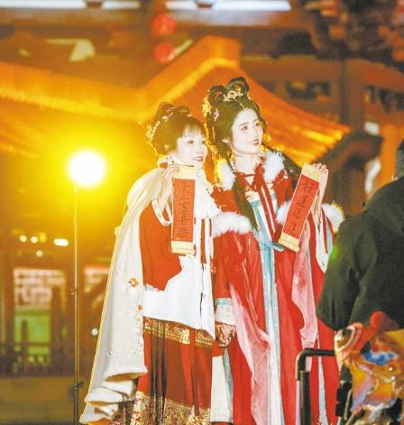 二月十三日，身着汉服的游客在大唐芙蓉园拍照留念。（王熙摄）