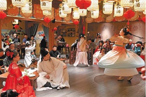 2月11日,游客在长安十二时辰主题街区沉浸式体验唐风市井生活,观看演出。( 杨小兵摄)