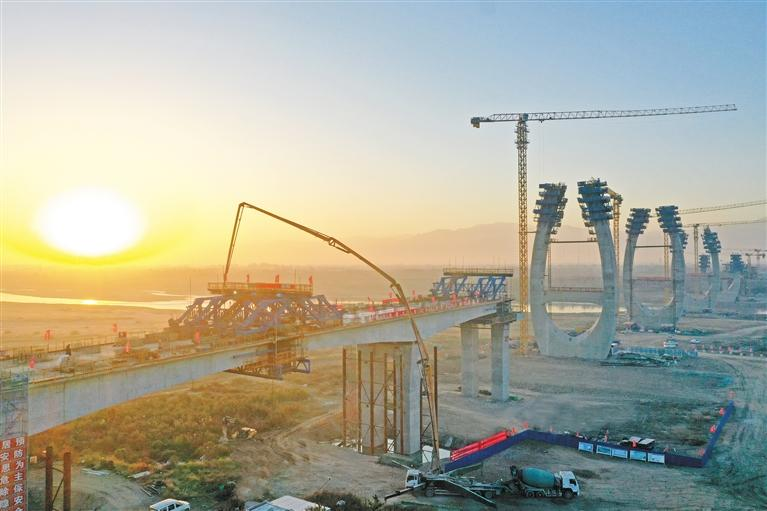 二月二日，在渭河周至段，引汉济渭二期工程渭河管桥引桥加快建设。
