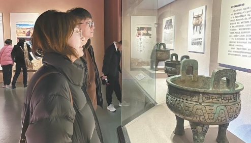 2月18日，游客在宝鸡青铜器博物院欣赏四十三年逨鼎。