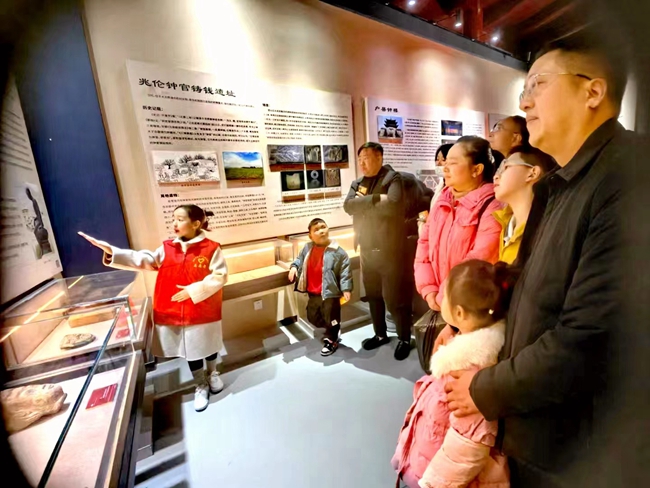 钟楼博物馆内，小小讲解正在为参观游客讲解。