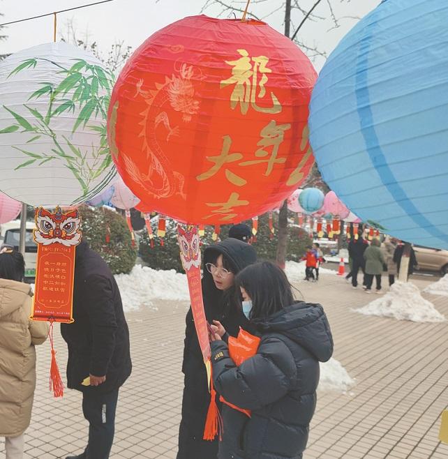 2月23日下午，群眾在楊凌政務大廈西門外的廣場上賞花燈、猜燈謎。記者 王晨曦攝