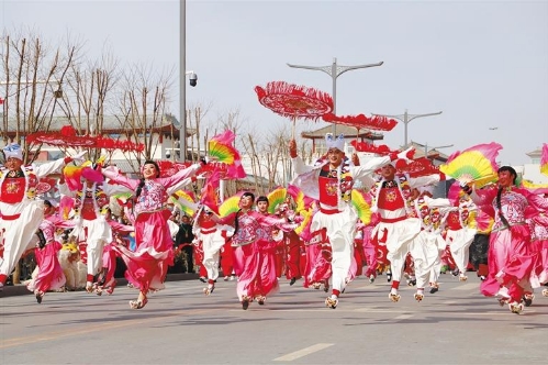 二月二十四日，秧歌隊在榆林古城表演。記者 李旭佳攝