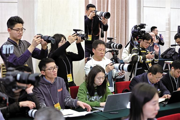 3月6日，在北京人民大会堂陕西厅，媒体记者在陕西代表团开放日活动中采访拍摄。母家亮摄