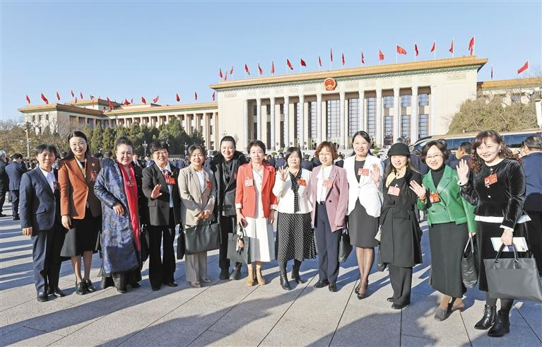3月8日，十四届全国人大二次会议第二次全体会议开始前，陕西代表团女代表在北京天安门广场合影。母家亮摄