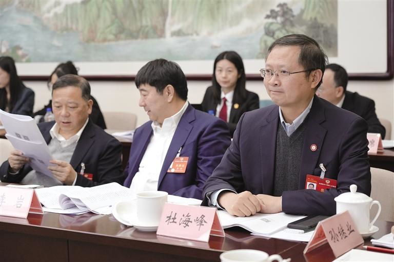 3月8日，全国政协委员在进行分组交流讨论。孙鹏摄