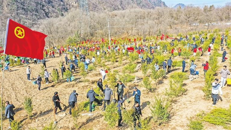 3月11日，“美丽中国·青春行动”——2024年陕西省青少年省级植树护绿示范活动在西安市鄠邑区举行。袁景智摄