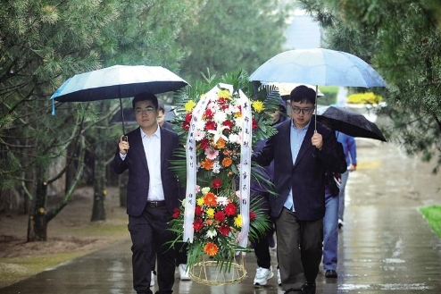 4月1日，在咸陽革命烈士陵園，市民冒雨敬獻花籃。 記者 文超攝