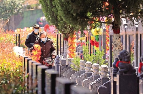 3月28日，在西安汉陵墓园，前来扫墓的市民用鲜花和丝带寄托哀思。 记者 安涛摄