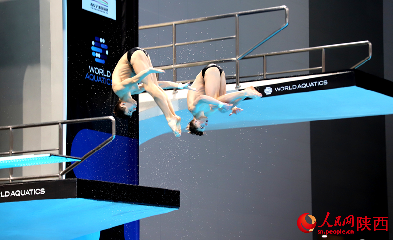 跳水运动员们正在进行赛前适应性训练。人民网记者孙挺 摄