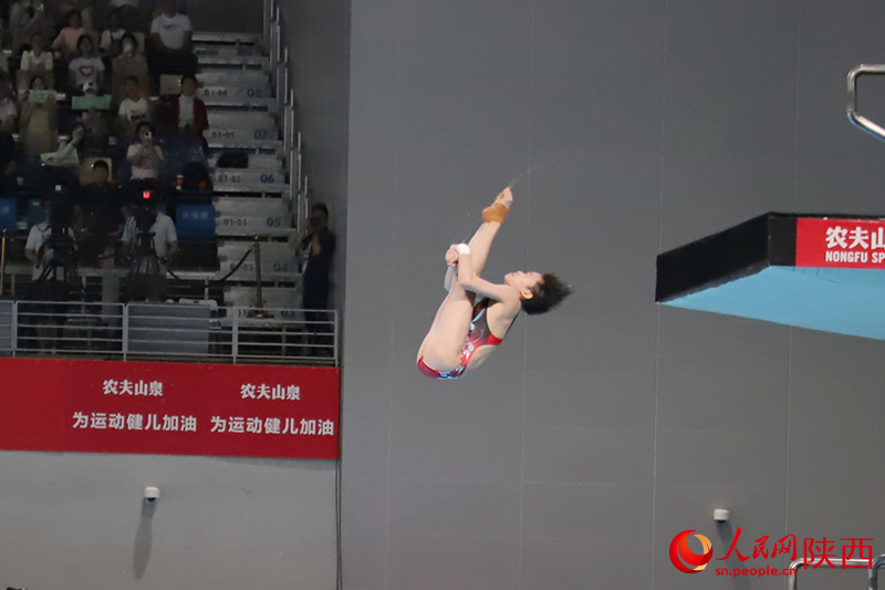 全红婵进行女子10米跳台决赛。人民网记者孙挺 摄