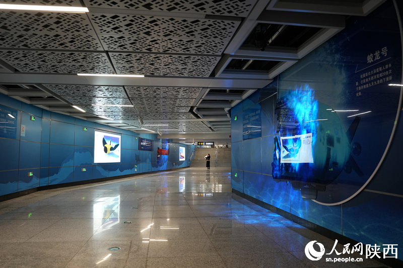 “海洋强国”主题文化长廊亮相西安地铁。人民网记者 李志强摄
