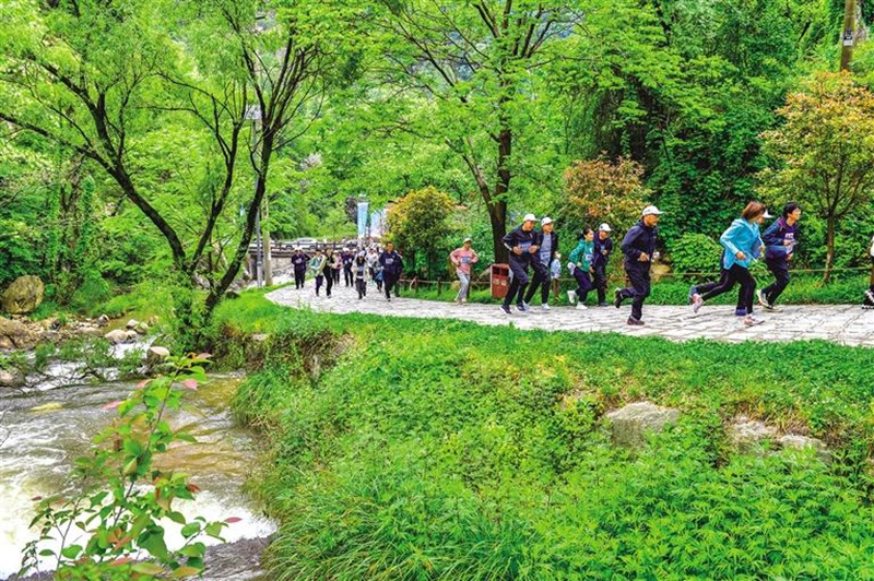 4月30日，在“五一”国际劳动节即将来临之际，登山爱好者在翠华山参加登山比赛。