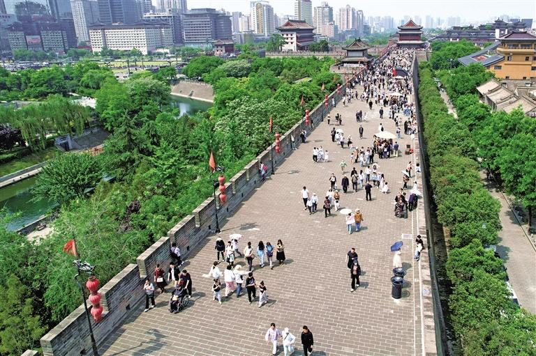5月1日，游客在西安城墙景区游览。记者 杜玮摄