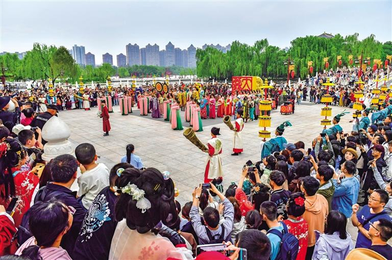 5月1日，游客在大唐芙蓉园观看唐文化主题巡游。记者 袁景智摄