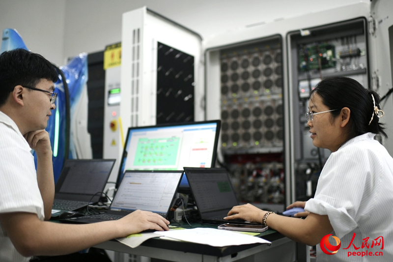 5月16日，在西安高新区领充新能源的技术中心，技术人员正在忙碌工作。人民网记者 翁奇羽摄